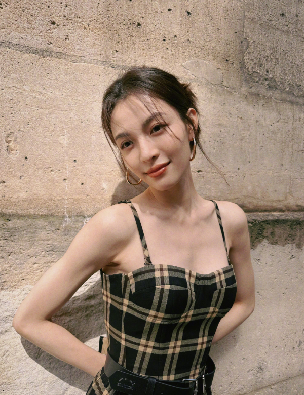 钟楚曦是1993年出生的,2013年,钟楚曦出演个人首部电视剧《爱的妇产科