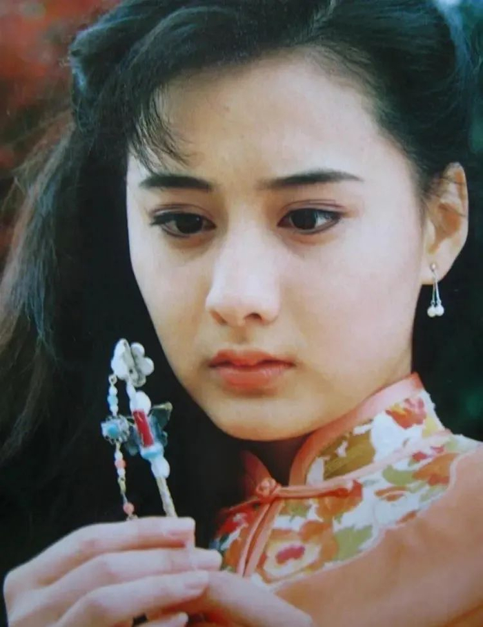 如富家少女杜芊芊,却爱上了穷小子,为爱情数次自我牺牲.