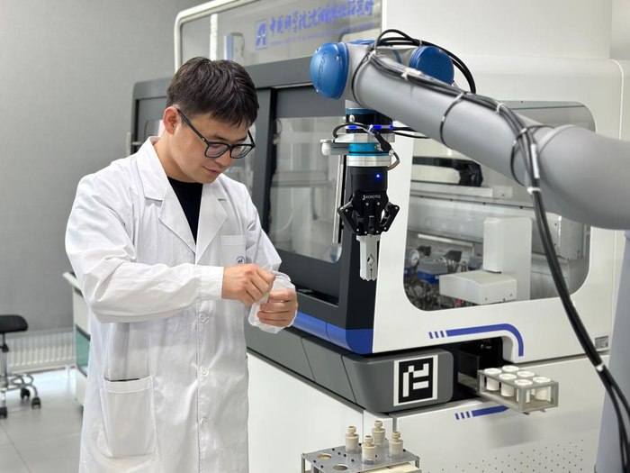 9月11日,科研人员正在陕西榆林中科洁净能源创新研究院做实验.