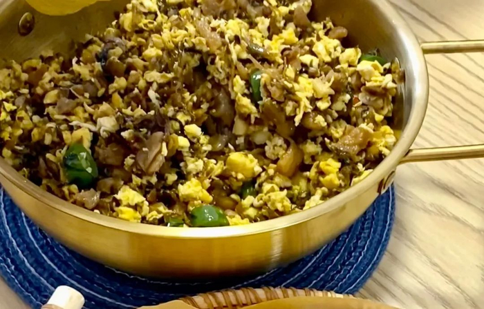 外婆菜炒鸡蛋，下饭一级棒。（图/微博@分你半个饼）