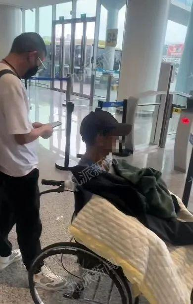 老人坐在轮椅上。视频截图