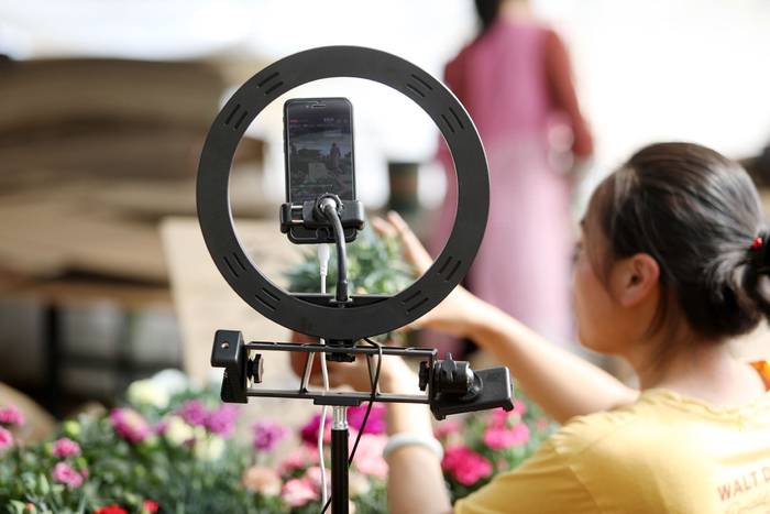 告别情绪消费,直播带货或许已到拐点时刻 | 新京报专栏|主播|眉笔