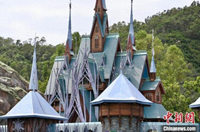 图为香港迪士尼乐园《冰雪奇缘》主题园区的“艾伦戴尔城堡”。中新网记者 李志华 摄