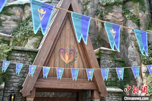 图为香港迪士尼乐园《冰雪奇缘》主题区的装饰。中新网记者 李志华 摄