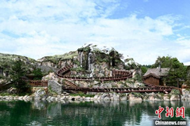 图为香港迪士尼乐园《冰雪奇缘》主题园区的过山车。中新网记者 李志华 摄