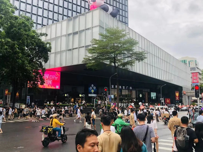 （即使上周末深圳天气不稳定，深圳水贝街区的客流依旧很大。&nbsp;&nbsp; 吴家明/摄）