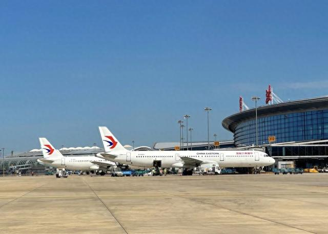 资料图片 宁波机场等待出港的民航班机 记者 范洪/摄