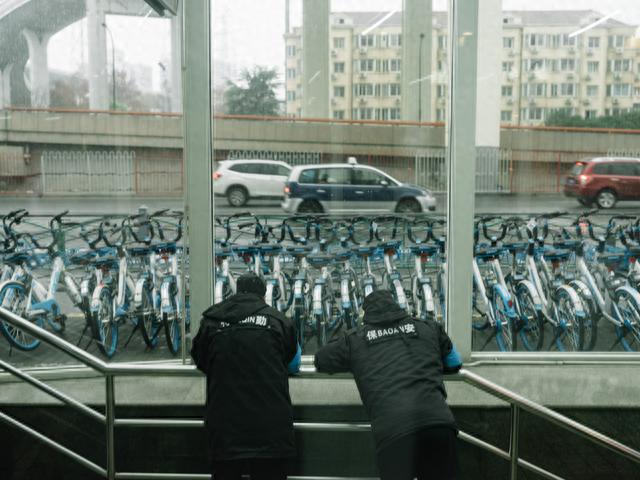 上海，地铁站外的共享单车。 澎湃新闻记者 周平浪 图