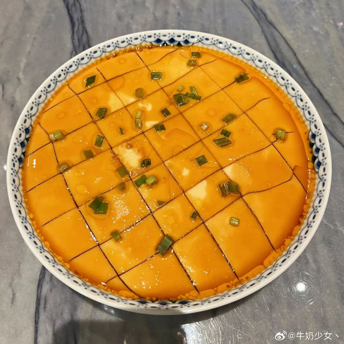 谁能拒绝一碗滑溜溜的蒸蛋？（图/微博@牛奶少女）