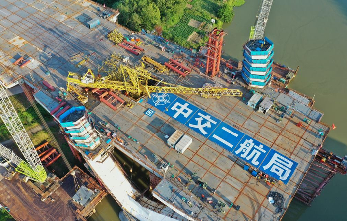 金简仁快速路跨沱江大桥项目现场.新华社记者刘坤 摄