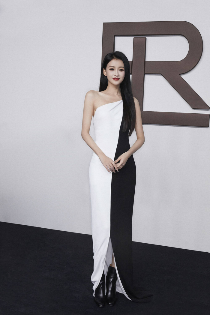 孙怡亮相纽约时装周黑白拼色长裙简约飒爽生图路透状态在线