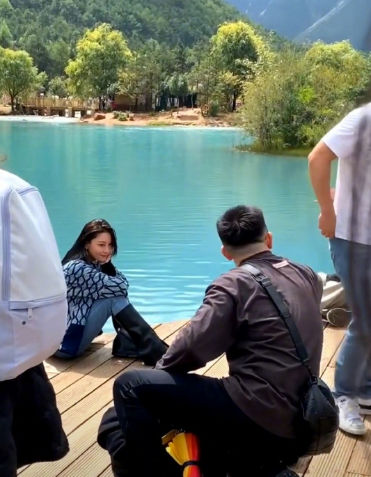 张馨予神秘摄影师曝光老公何捷背大包小包蹲地拍照技术怎么样