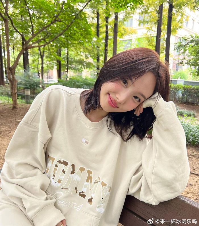 好清爽的短发脸 每次都很用心寄来明信片 一天换一张头像特别贴心