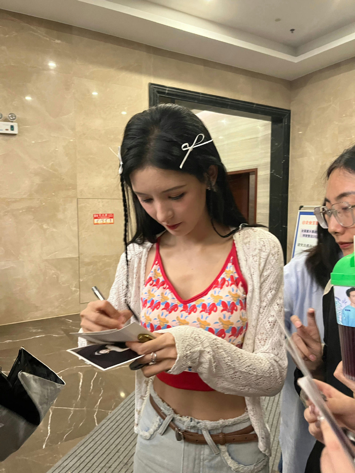 路人拍的张予曦上热搜仰拍俯拍侧拍都扛住努力扮丑自拍却美翻