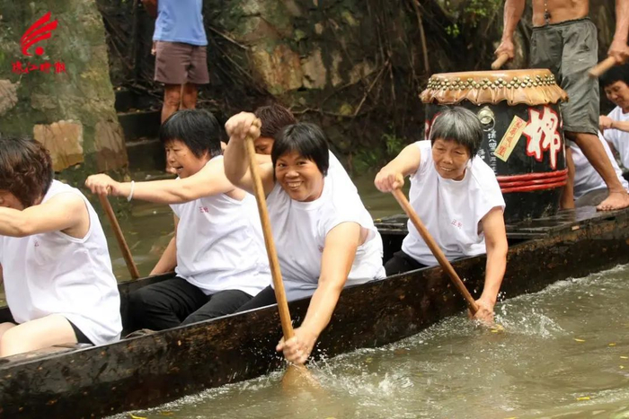 2012年6月22日，桂城三山东区举行端午龙舟赛，村中妇女组成“凤艇”队参与其中。佛山市新闻传媒中心记者 方智恒 摄