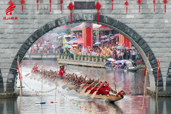 2012年6月22日，大沥谢边举行端午龙舟赛，竞赛的龙舟队穿越五龙桥桥洞，精彩纷呈。佛山市新闻传媒中心记者 方智恒 摄