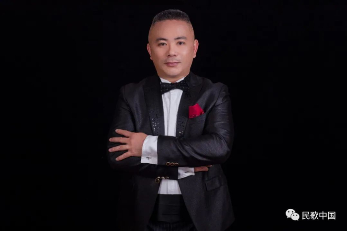 在缤纷花雨里陶醉,男中音歌唱家尹伟深情演绎《蓝花楹》| 民歌中国