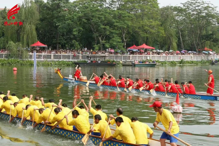 在2013年9月28日举办的里水锦龙盛会，吸引众多市民在里水一河三岸观赛。佛山市新闻传媒中心记者 方智恒 摄