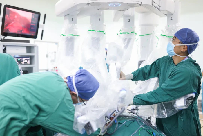 医生借助达芬奇手术机器人查找患者体内病变处。