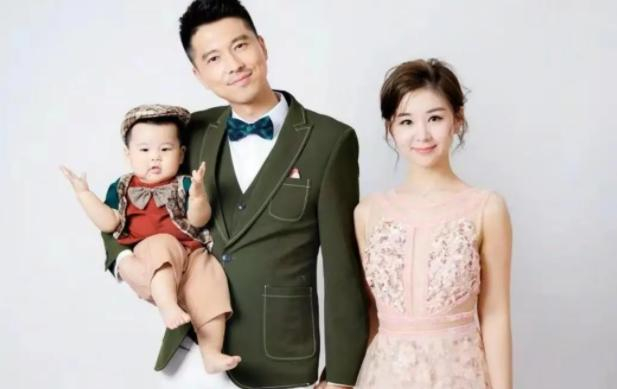 李小萌晒美照庆生,身形纤细可爱俏皮,老公王雷站一旁满眼爱意|李小萌