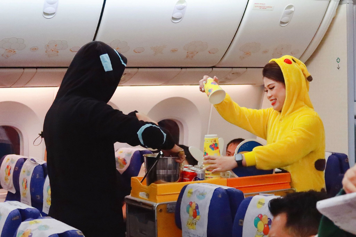 扮成宝可梦提供餐食服务的乘务员，图/胡夕姮