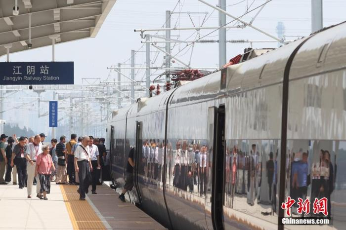 资料图：高铁列车。中新社记者 泱波 摄