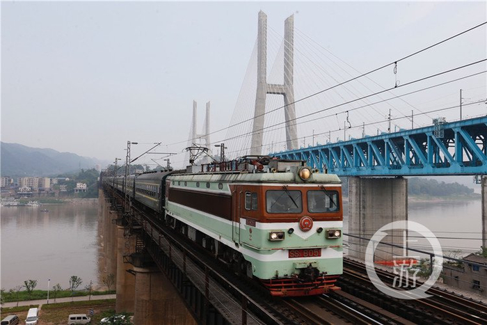 △2019年4月23日，白沙沱长江大桥迎来最后一列客运列车