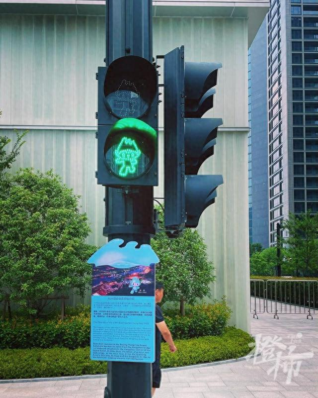 在红绿灯的下方,还配有相应吉祥物的中英文介绍牌,赛时来访的宾客