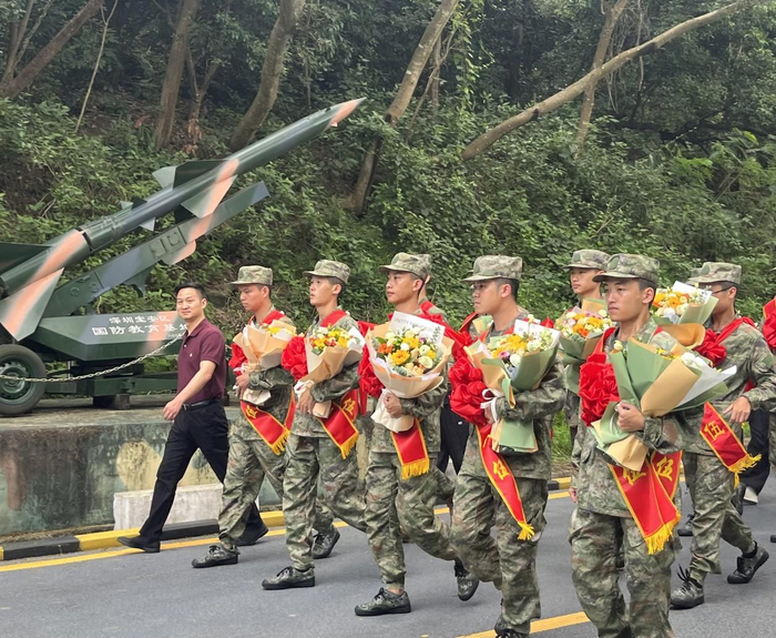 石岩街道武装部送新兵入伍|石岩街道|入伍|新兵_新浪新闻