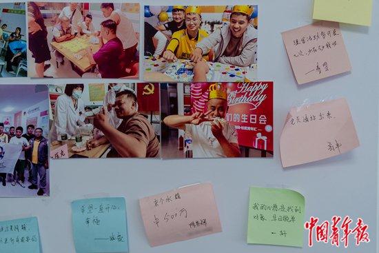 9月5日，北京市朝阳区费家村，“小哥加油站”的心愿墙上，贴着最近几个月的活动照片和大家的心愿。