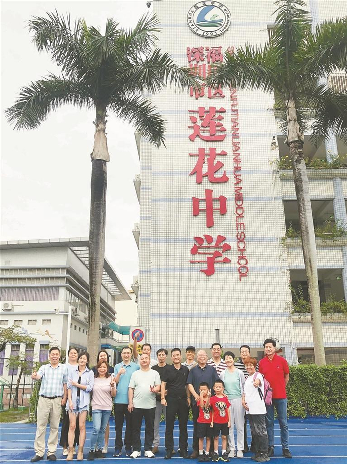 李建荣老师与同学们在莲花中学合影.重回课堂.