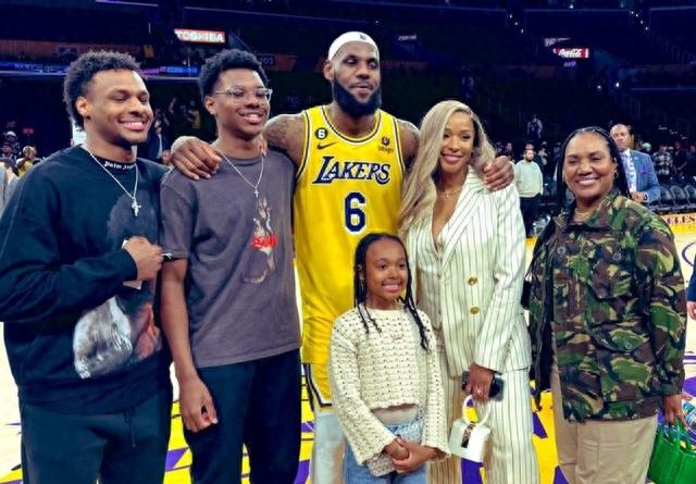 今天是詹姆斯与妻子萨瓦娜的结婚十周年纪念日|詹姆斯_新浪新闻