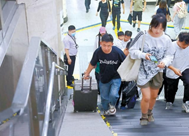 辅助携带大件行李乘客走行 北京京港地铁4号线西直门站添行李坡道