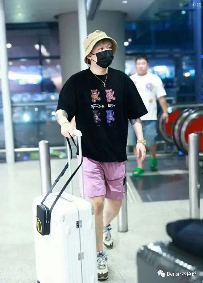 刘大锤的视频非常糊,隐约可以看到一个黑t男子,穿一条闷骚的紫色短裤