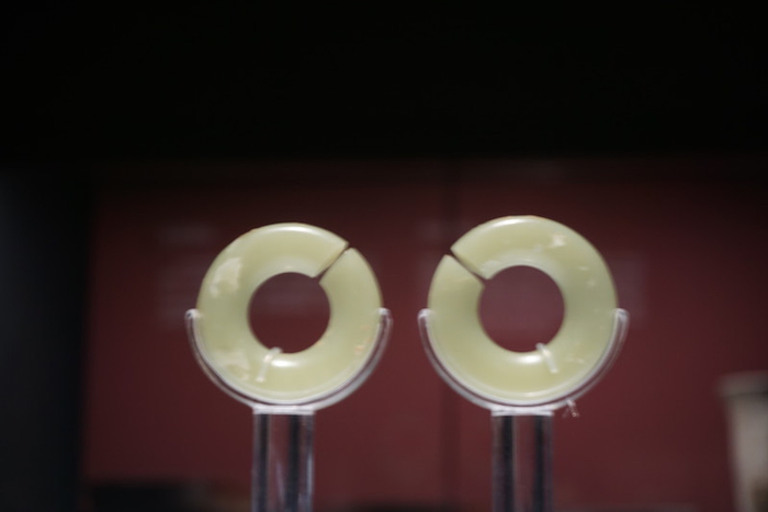 兴隆洼遗址出土的玉玦