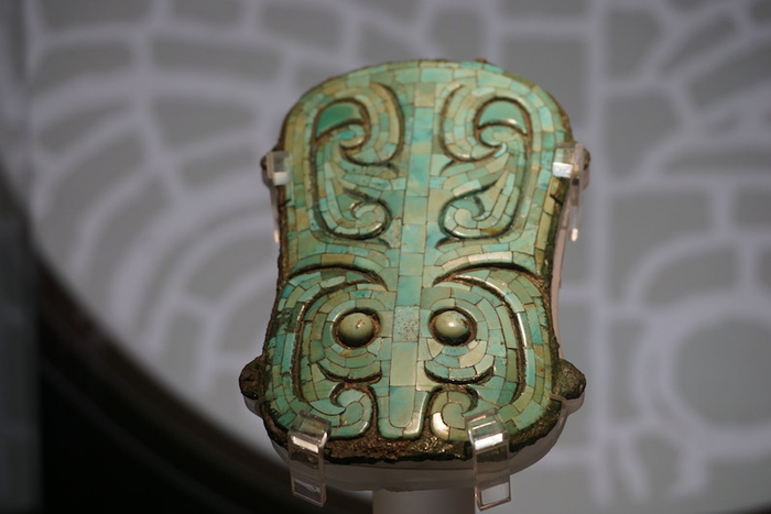 二里头遗址出土的绿松石铜牌饰