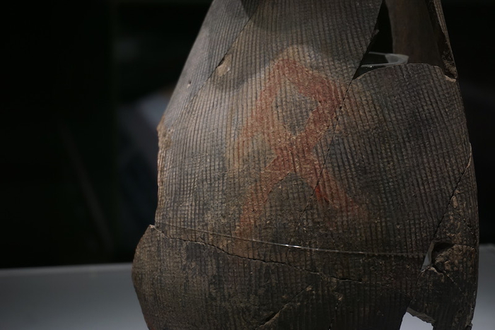 展览现场，朱书文字陶扁壶（局部）