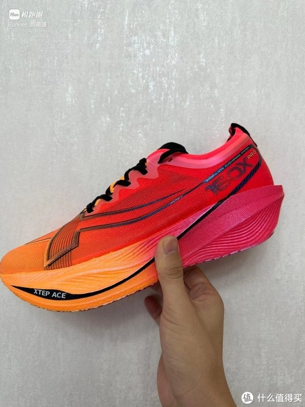 特步160x科技创新引领运动时尚