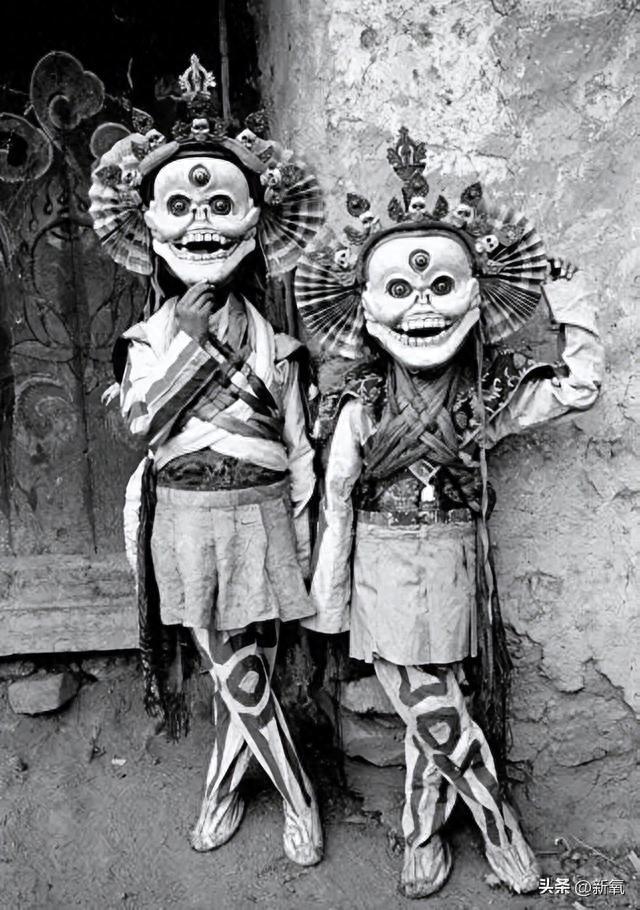 在中国,面具缘起于原始社会的巫师祭典