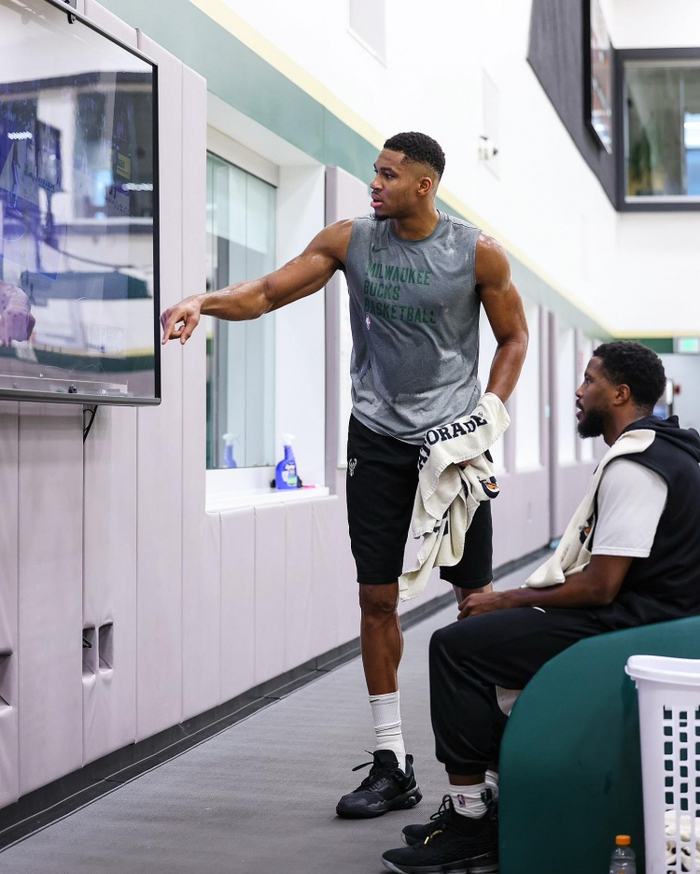 确实没外人字母哥晒训练照和我的兄弟们回来开练