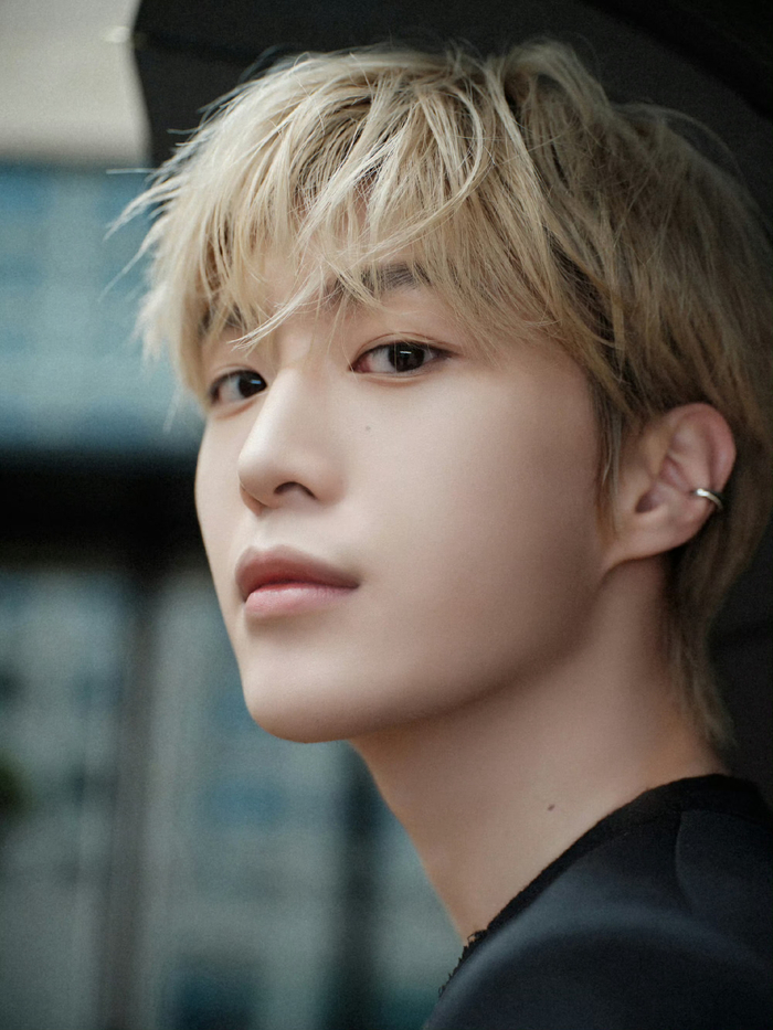 范丞丞黄毛配黑西装真的绝了,雅痞风十足哇,帅到我心坎里啦|范丞丞