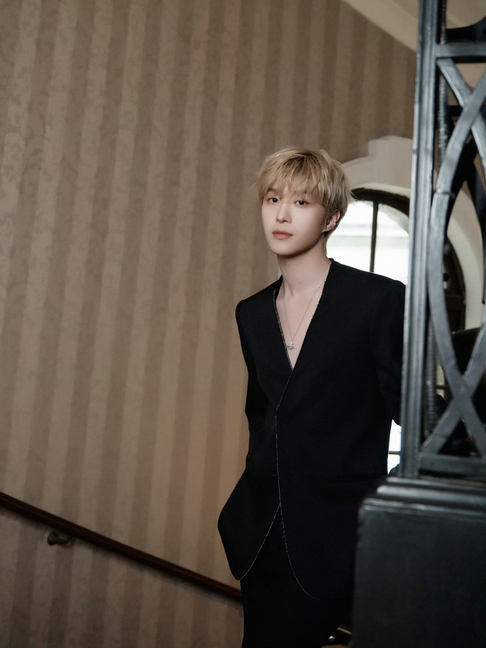 范丞丞黄毛配黑西装真的绝了,雅痞风十足哇,帅到我心坎里啦|范丞丞