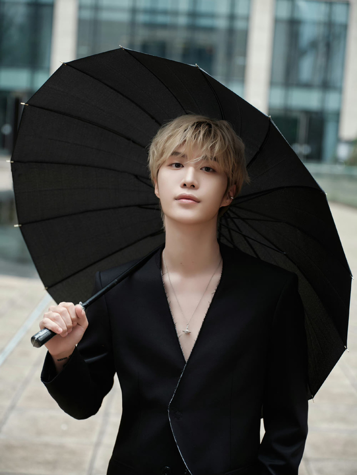 范丞丞黄毛配黑西装真的绝了,雅痞风十足哇,帅到我心坎里啦|范丞丞