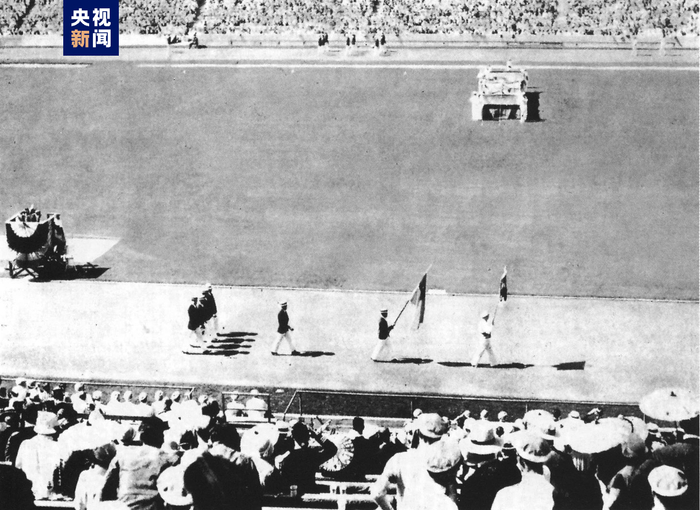△第十届奥运会开幕式上，中国代表团入场
