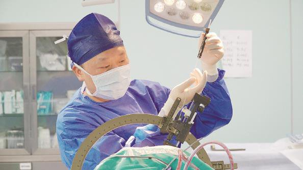             曾冉医生在为患者植入脑起搏器 受访者供图          