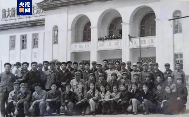 △1973年，可可托海的东大学子和宣传队在俱乐部前合影留念
