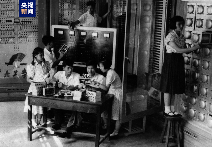 △1958年9月，东北大学研制出的数字计算机样机