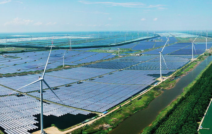 　　江苏省东台市沿海滩涂综合开发示范区的“风光渔”互补产业基地（2023年8月20日摄）杨磊摄 / 本刊