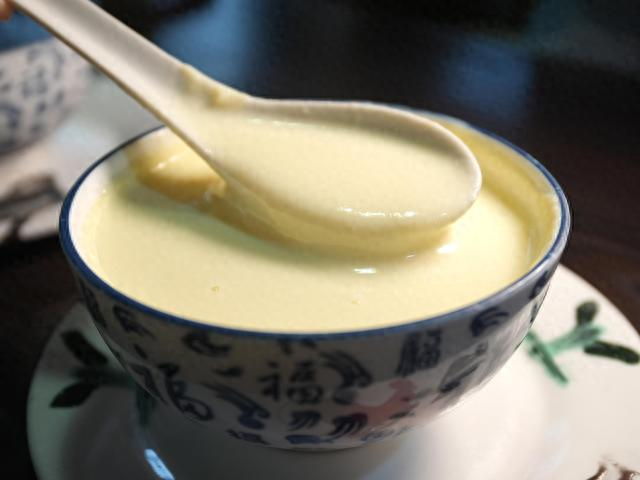 凤凰蛋奶糊黑芝麻慢火翻炒至芝麻香味溢出,与优质大米一起磨成芝麻浆