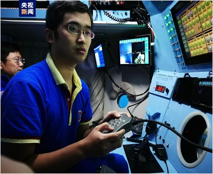 △“奋斗者”号主驾驶试航员赵兵